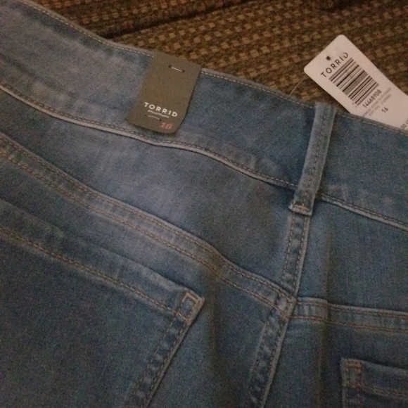 Torrid NWT bemuda shorts /jeggins super soft - Picture 3 of 5